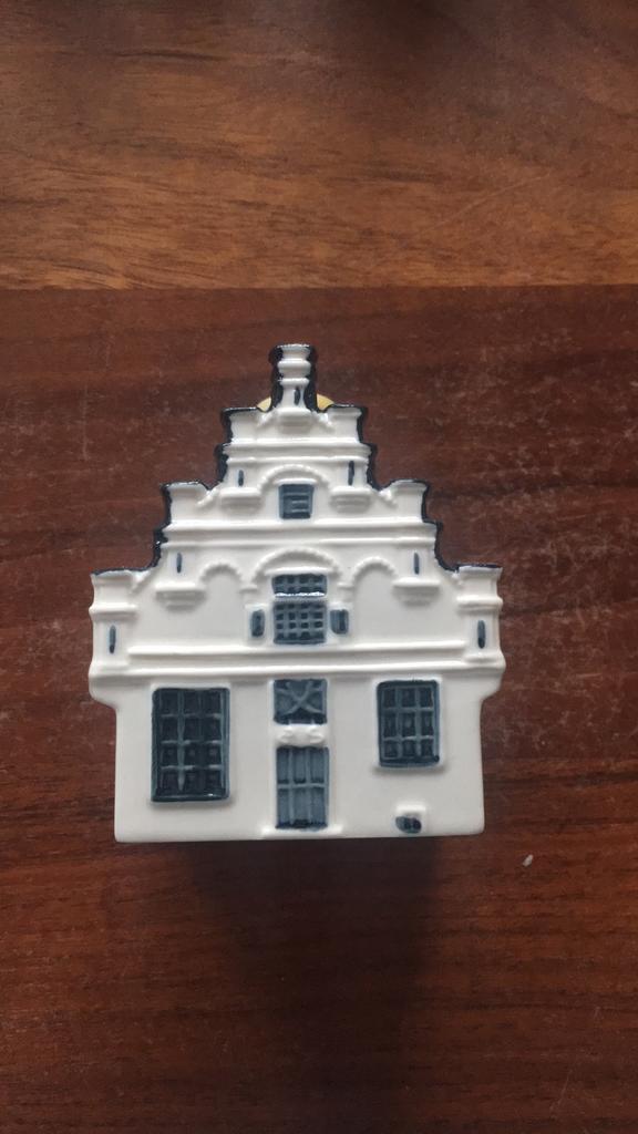 KLM huisje nummer 94 (beschadigd), Verzamelen, KLM Huisjes, Ophalen of Verzenden, Zo goed als nieuw, Gevuld