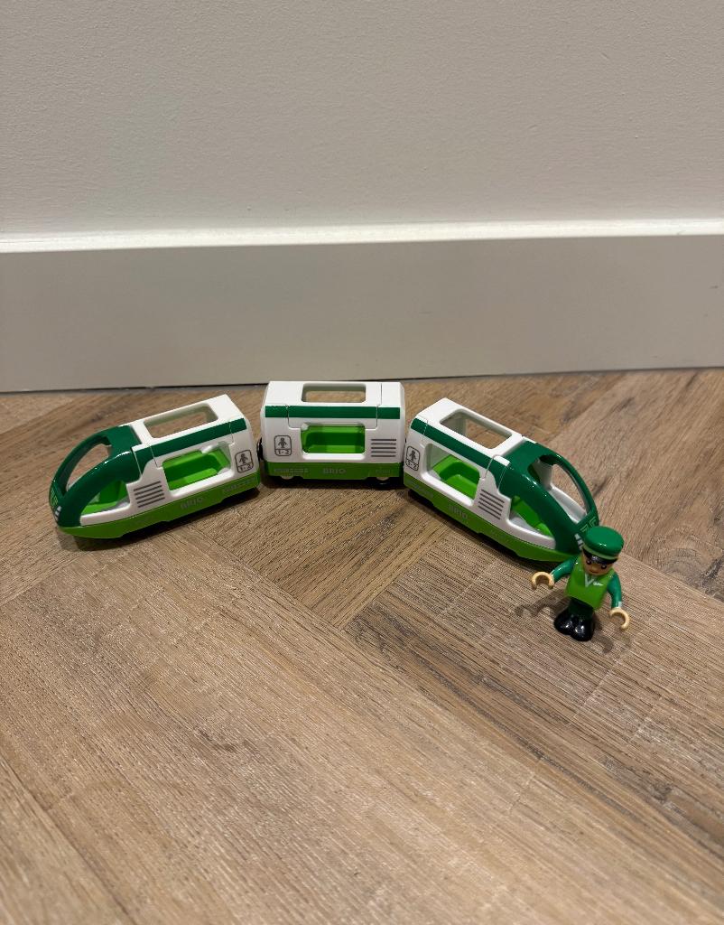 ZGAN wit groen Brio houten trein 33622 passagierstrein set, Ophalen of Verzenden, Zo goed als nieuw