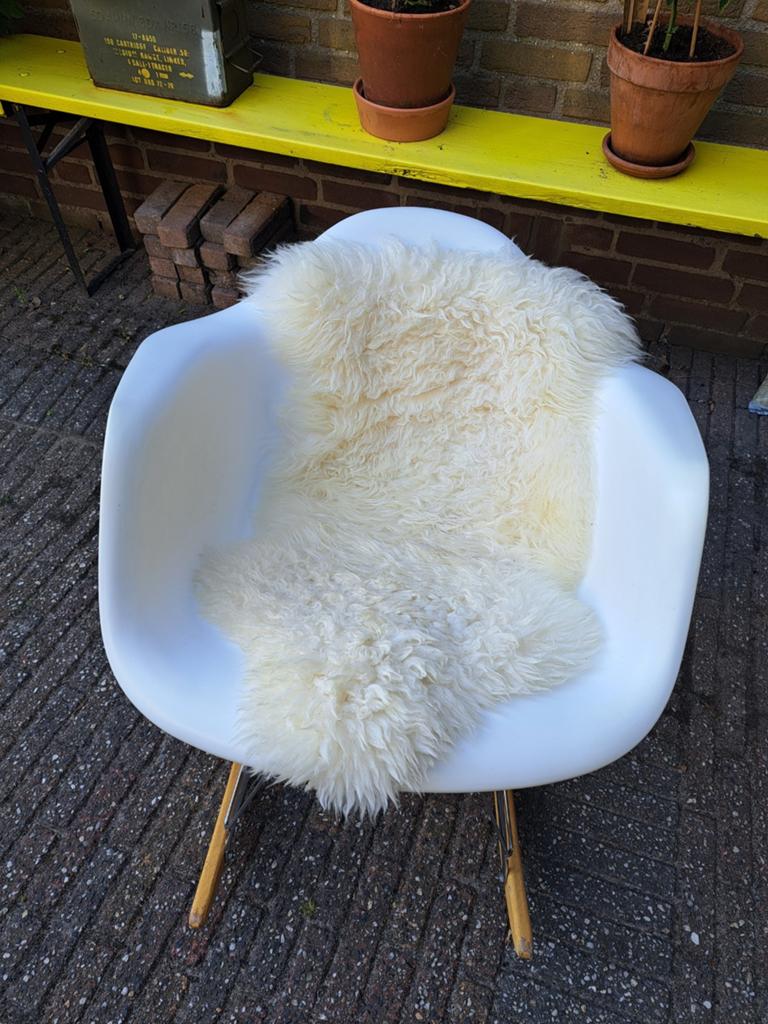 Witte schommelstoel in Eames stijl, Ophalen, Gebruikt, Hout, Wit