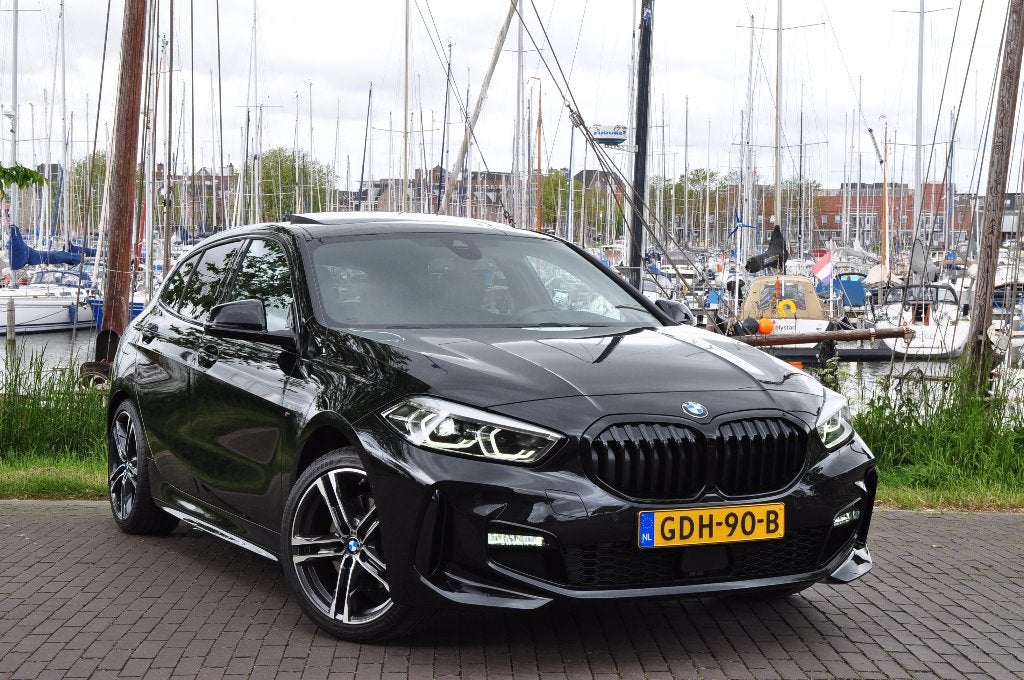 BMW 118i M Sport High Executive Pano Trekhaak 'VERKOCHT', Auto's, BMW, 136 pk, Parkeerassistent, Zwart, Bedrijf