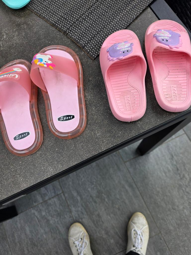 Leuke roze slippers voor meisjes - Eenhoorn & Paars figuur, Kinderen en Baby's, Kinderkleding | Schoenen en Sokken, Gebruikt, Meisje