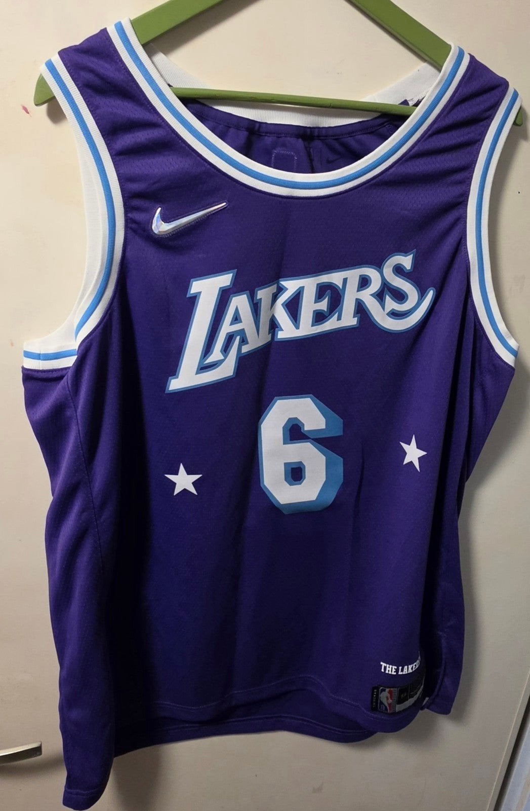 Nike NBA LA LAKERS LEBRON JAMES 75 YEARS JERSEY MAAT XXL NIE, Sport en Fitness, Basketbal, Ophalen of Verzenden, Nieuw, Kleding