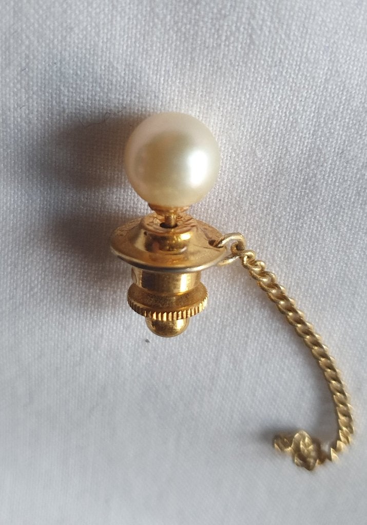 Vintage goudkleurige dasspeld echte cultuur Parel 1955 Tokyo, Ophalen of Verzenden, Gedragen, Goud, Effen