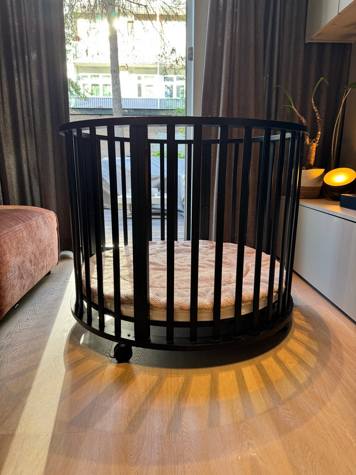 Ronde box Europe Baby met boxkleed en speelgoedzak, Ophalen, Zo goed als nieuw, Rond, In hoogte verstelbaar