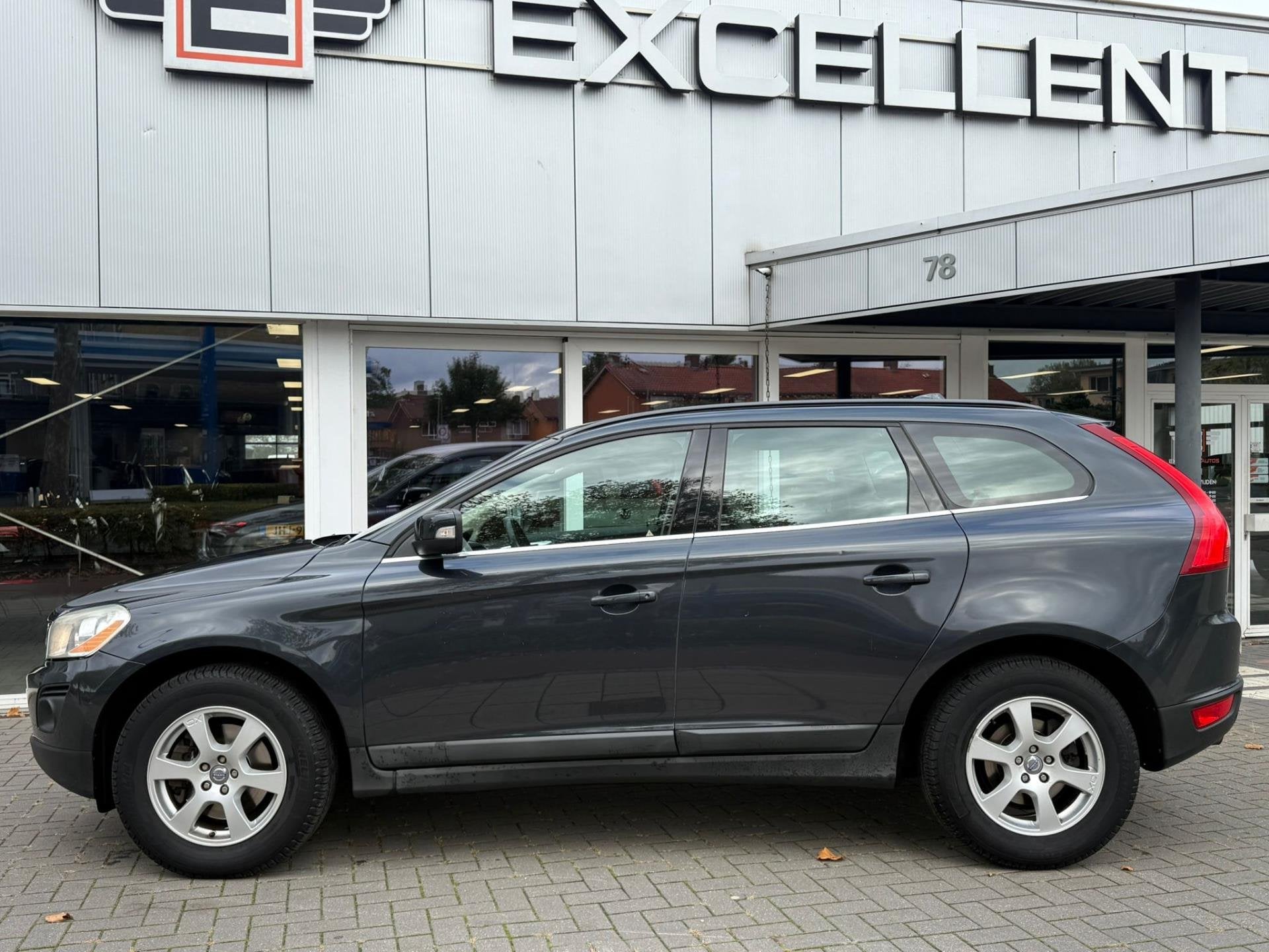 Volvo XC60 2.4 D5 AWD Momentum - Leder, Auto's, Volvo, Automaat, 1716 kg, Gebruikt, 197 €/maand