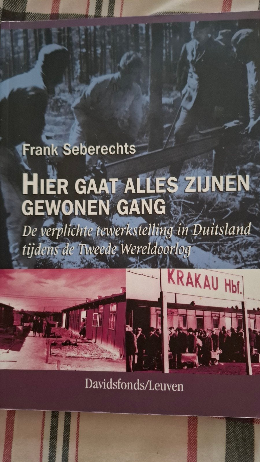 HIER GAAT ALLES ZIJNEN GEWONE GANG, Ophalen of Verzenden, Tweede Wereldoorlog, Zo goed als nieuw, Overige onderwerpen