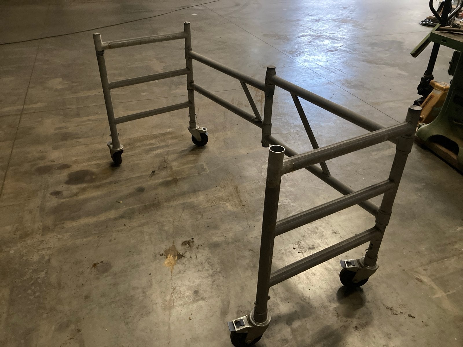 Verrijdbare aluminium steiger - Handig en lichtgewicht, Doe-het-zelf en Verbouw, Steigers, Ophalen, Gebruikt, Rolsteiger of Kamersteiger