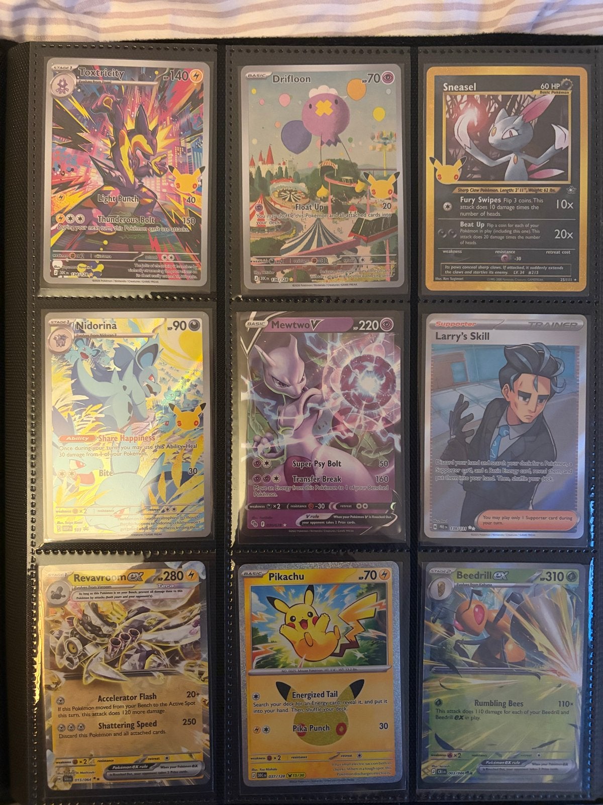 Grote collectie Pokémon kaarten in map, Ophalen, Zo goed als nieuw, Meerdere kaarten, Foil