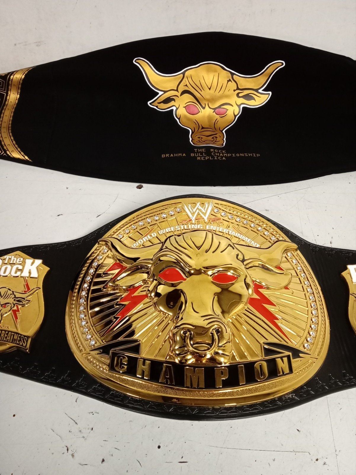 WWE The Rock Brahma Bull Championship Replica Riem, Ophalen of Verzenden, Zo goed als nieuw, Overige sporten, Overige typen