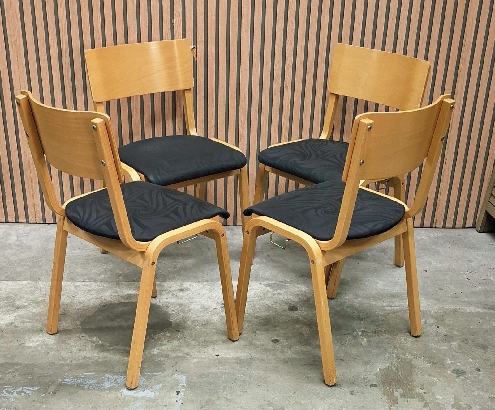 25 x Deense houten stoelen cafestoelen kantine horeca cafe, Huis en Inrichting, Stoelen, Ophalen of Verzenden, Zo goed als nieuw