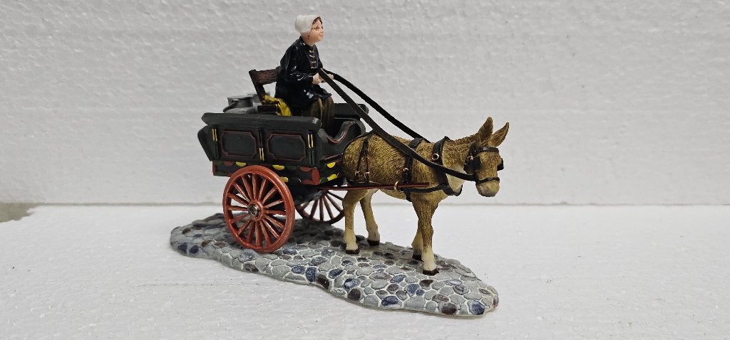 Luville Woman on car bringing milk 601307, Ophalen of Verzenden, Zo goed als nieuw