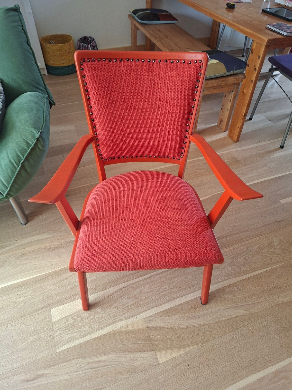 Oranje houten stoel met armleuningen, Ophalen