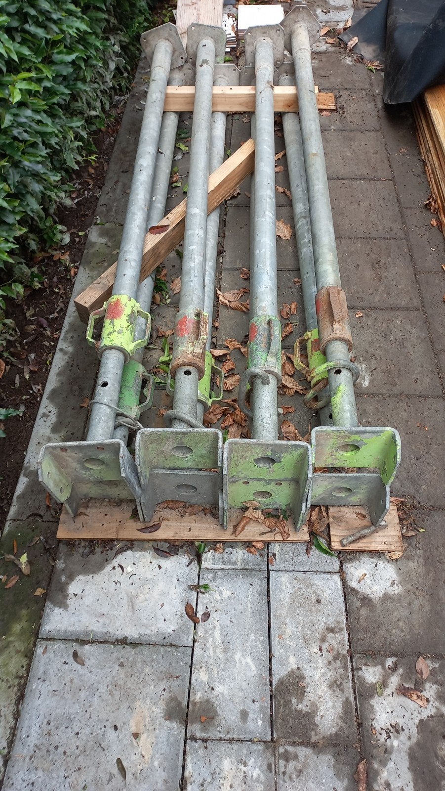 Ijzeren stempels voor in de bouw., Ophalen