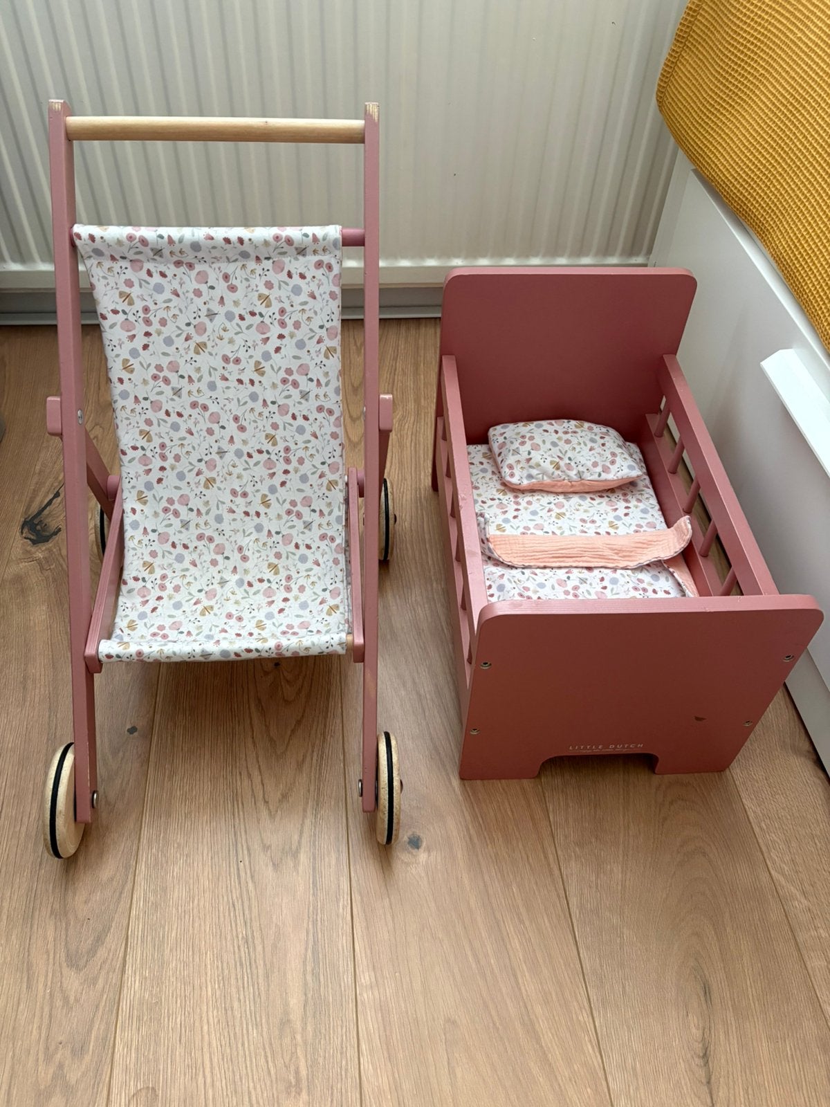 Poppenwagentje en -ledikantje Little Dutch, Kinderen en Baby's, Speelgoed | Poppen, Ophalen, Zo goed als nieuw, Overige typen