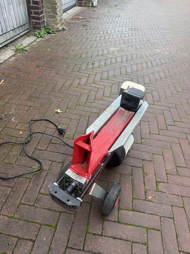 Liggende houtklover te huur – 4 ton – compact en elektrisch, Tuin en Terras, Ophalen, Gebruikt, Liggend, WOODY