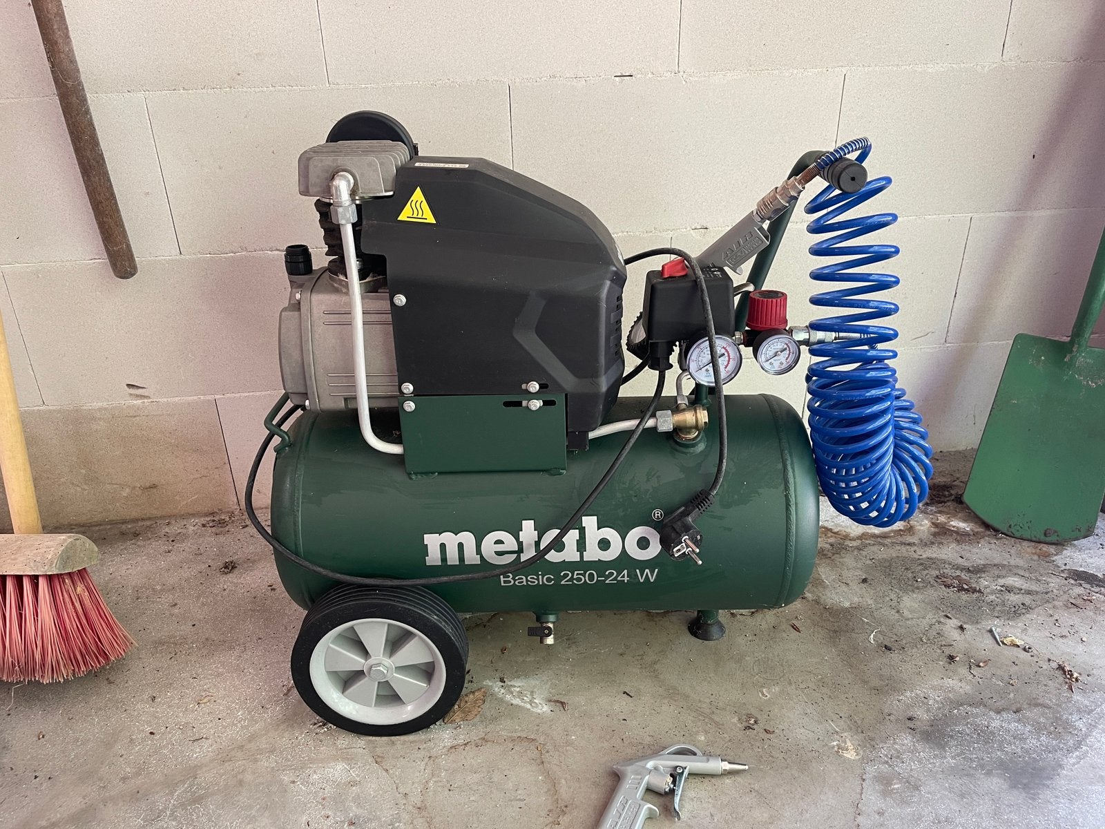 Metabo Basic 250-24W Compressor, 25 tot 100 liter, Ophalen, Zo goed als nieuw, 200 tot 400 liter/min