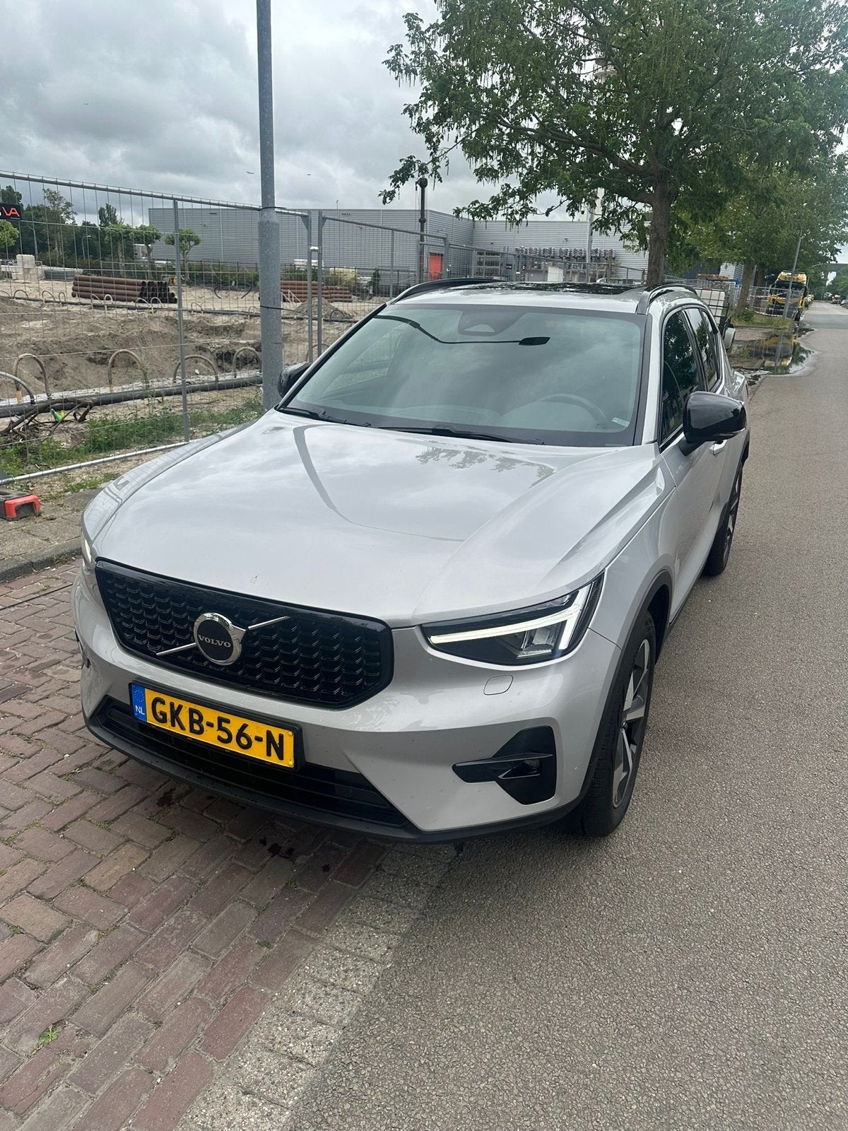Volvo XC40 B4 197pk 2.0 Mild Hybrid Aut 2023 Grijs, 4 cilinders, Parkeerassistent, Leder en Stof, SUV of Terreinwagen