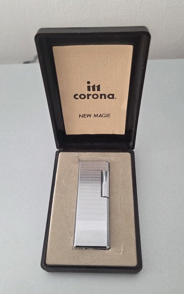 I11 Corona New Magie Vintage aansteker, Verzamelen, Rookartikelen, Aanstekers en Luciferdoosjes, Ophalen of Verzenden, Zo goed als nieuw