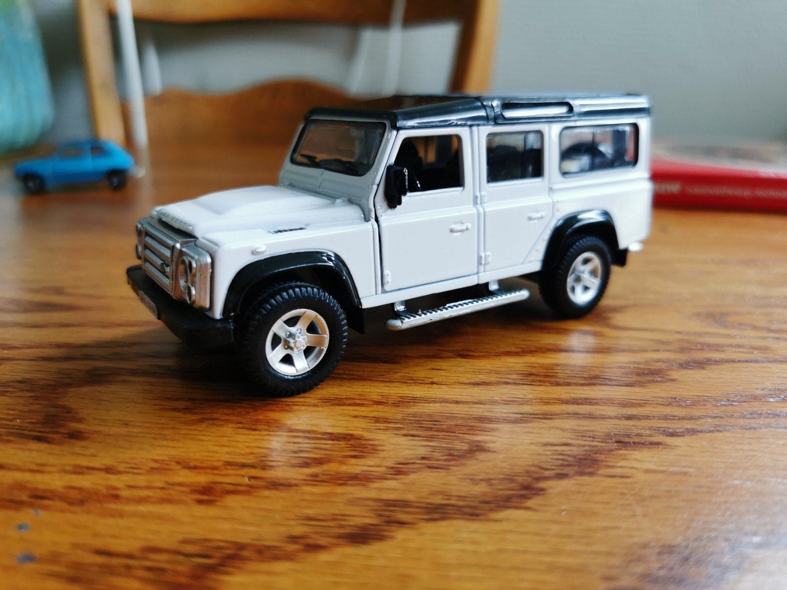 Land Rover Defender schaalmodel - Wit met zwart dak, Hobby en Vrije tijd, Modelauto's | 1:43, Ophalen of Verzenden, Zo goed als nieuw
