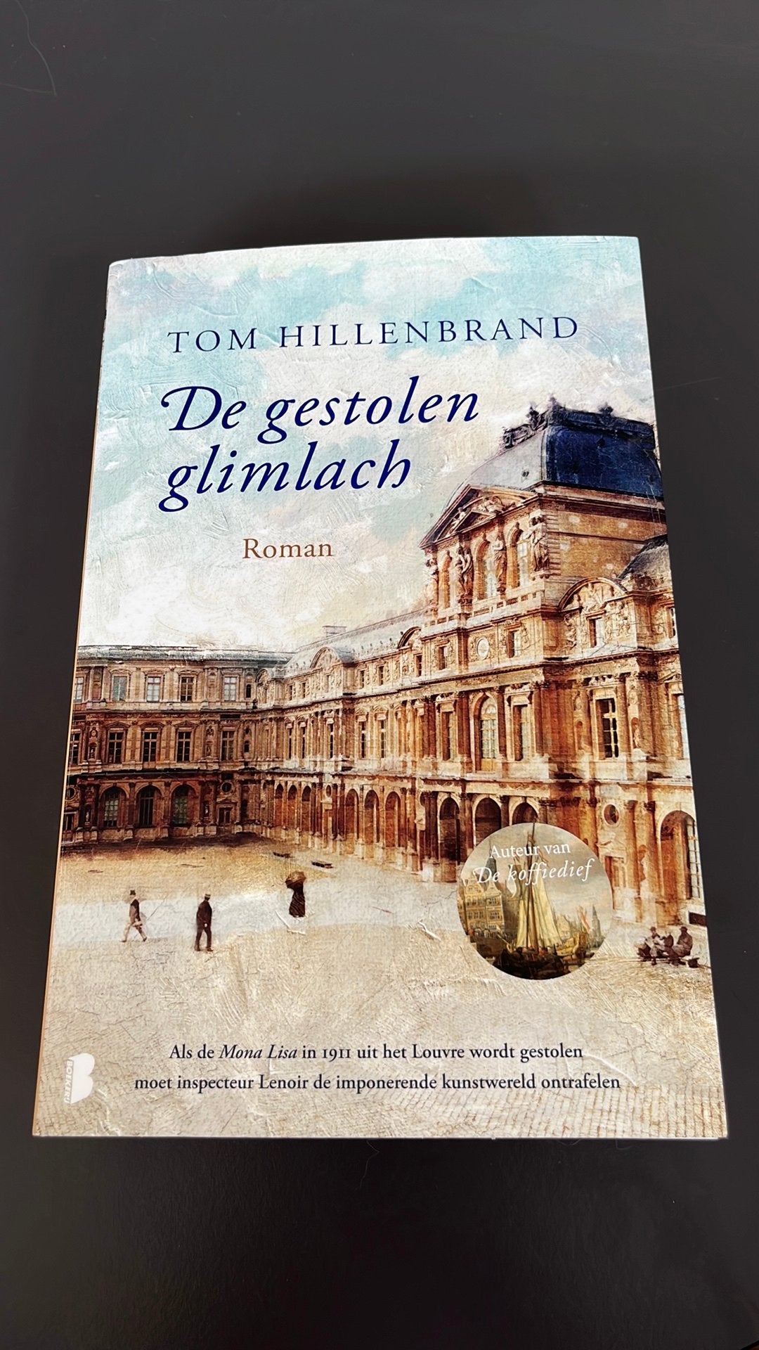 Tom Hillenbrand - De gestolen glimlach, Ophalen of Verzenden, Zo goed als nieuw, Tom Hillenbrand