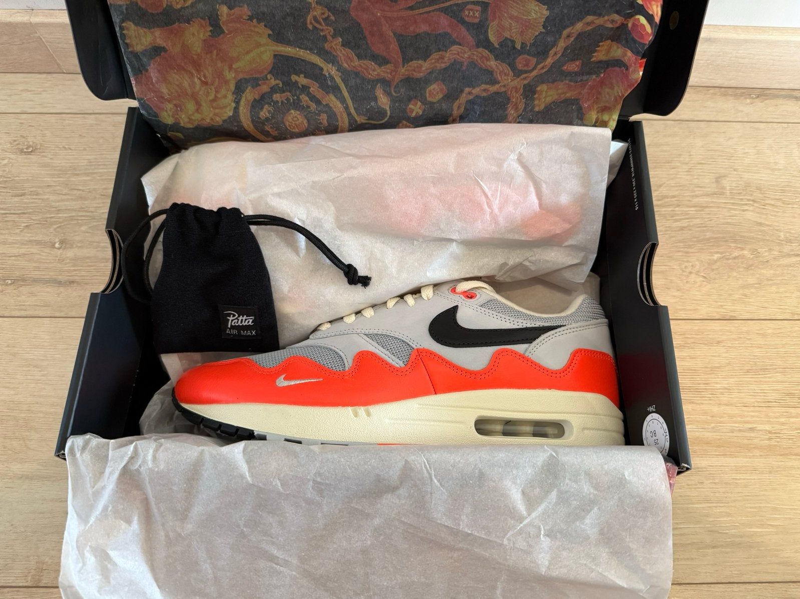 Patta x Nike Air Max 1 Wave ‘Hyper Crimson’ (44), Overige kleuren, Nieuw, Ophalen of Verzenden, Sneakers of Gympen