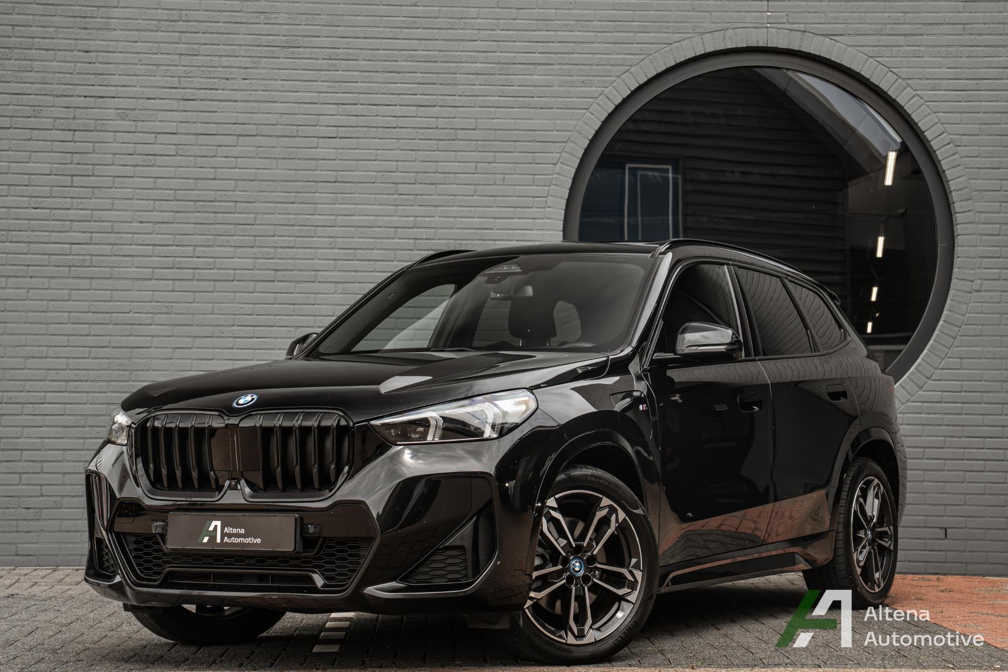 BMW X1 xDrive30e M-sport, BTW, panorama dak, head-up, harman, Auto's, 12 maanden, Stof, Gebruikt, Adaptive Cruise Control