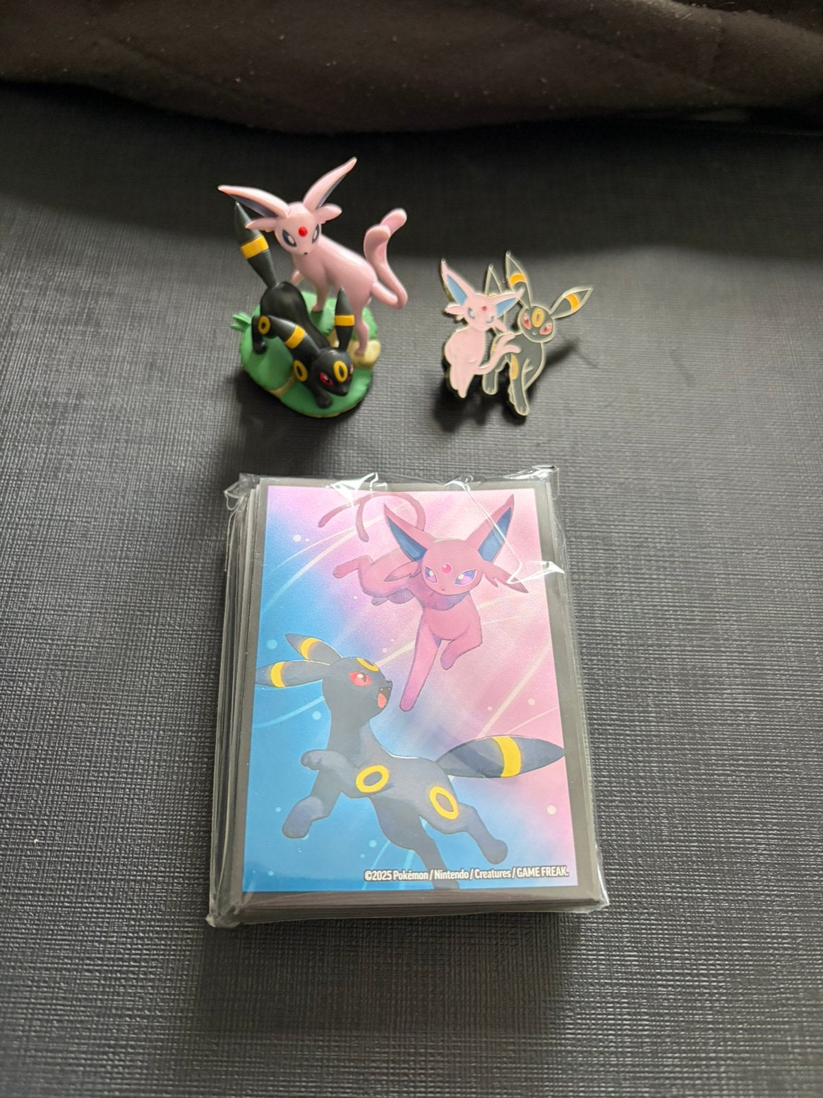 Umbreon en espeon figure + pin + sleeves, Ophalen of Verzenden, Zo goed als nieuw