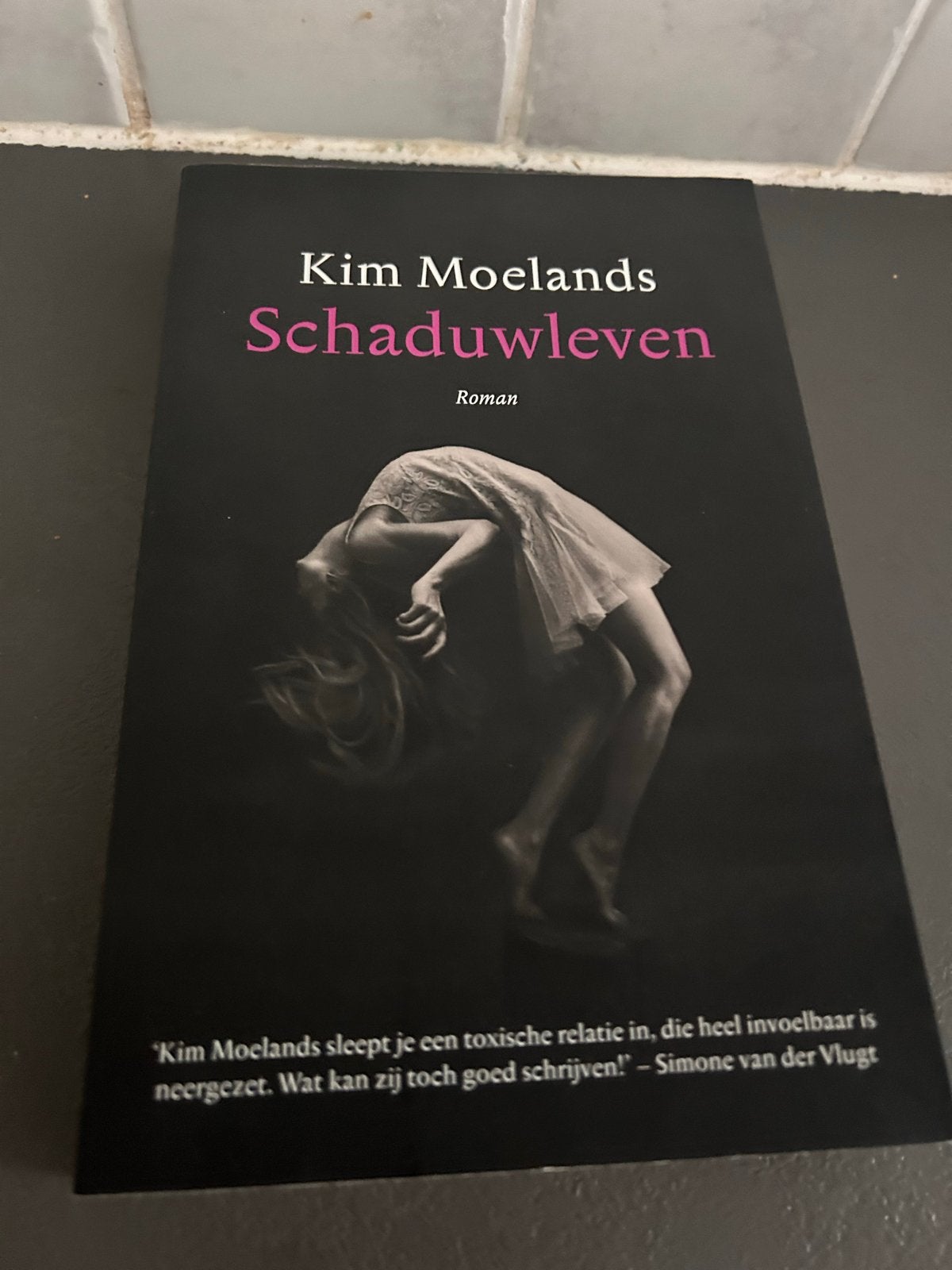 Schaduwleven - Kim Moelands (Roman), Ophalen, Zo goed als nieuw