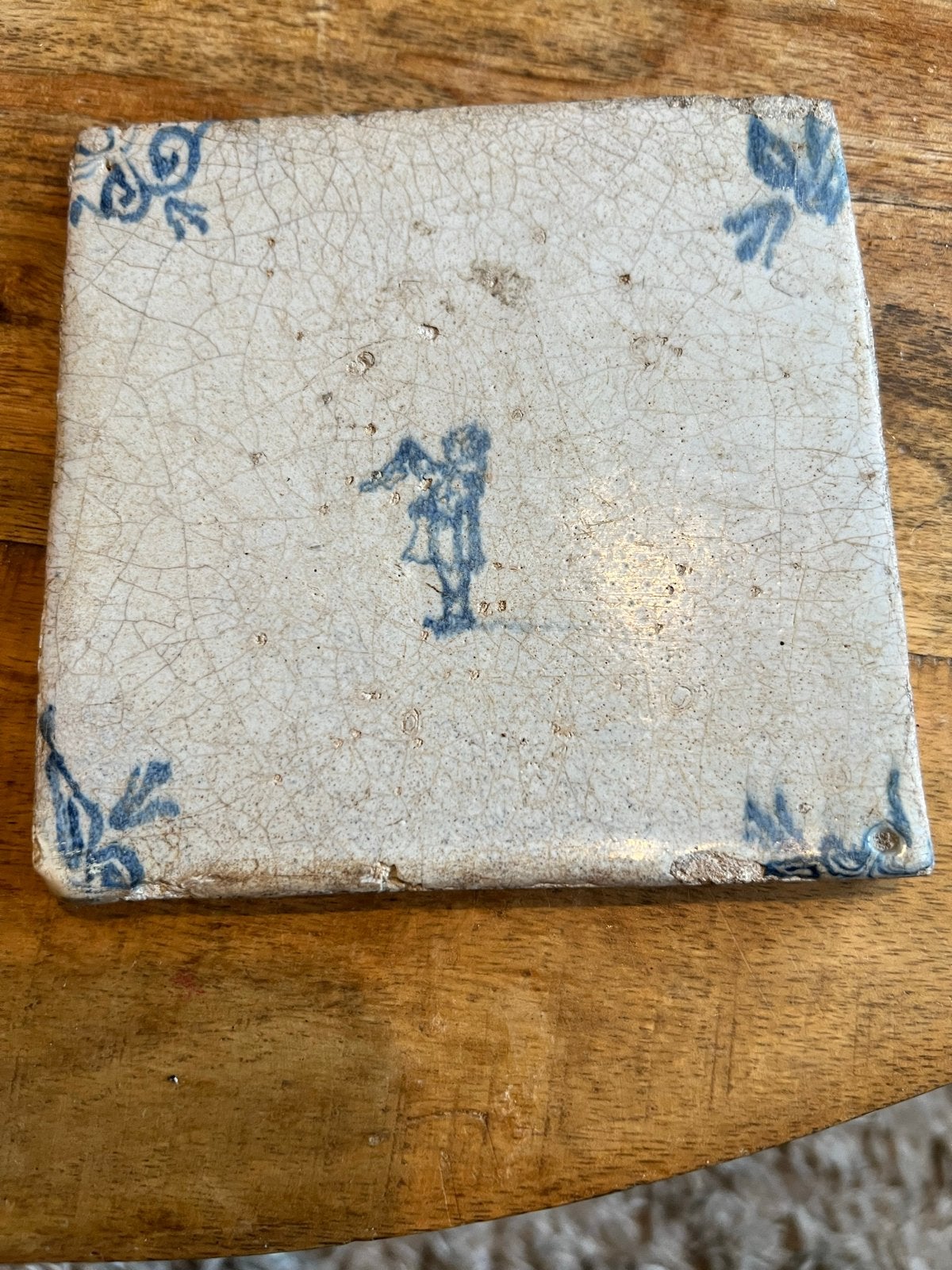 Antieke Delfts Blauwe Tegel met kind met zakdoek 17e eeuws, Antiek en Kunst, Antiek | Wandborden en Tegels, Ophalen of Verzenden