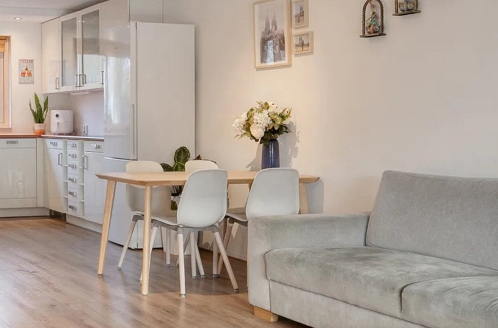IKEA LISABO eettafel + 4 LEIFARNE stoelen – essenfineer/wit, Ophalen, Zo goed als nieuw, 4 tot 6 stoelen
