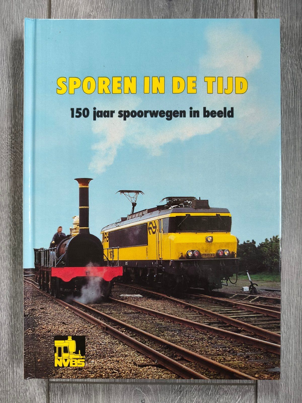 Boek sporen in de tijd 150 jaar spoorwegen in beeld, Verzamelen, Ophalen of Verzenden