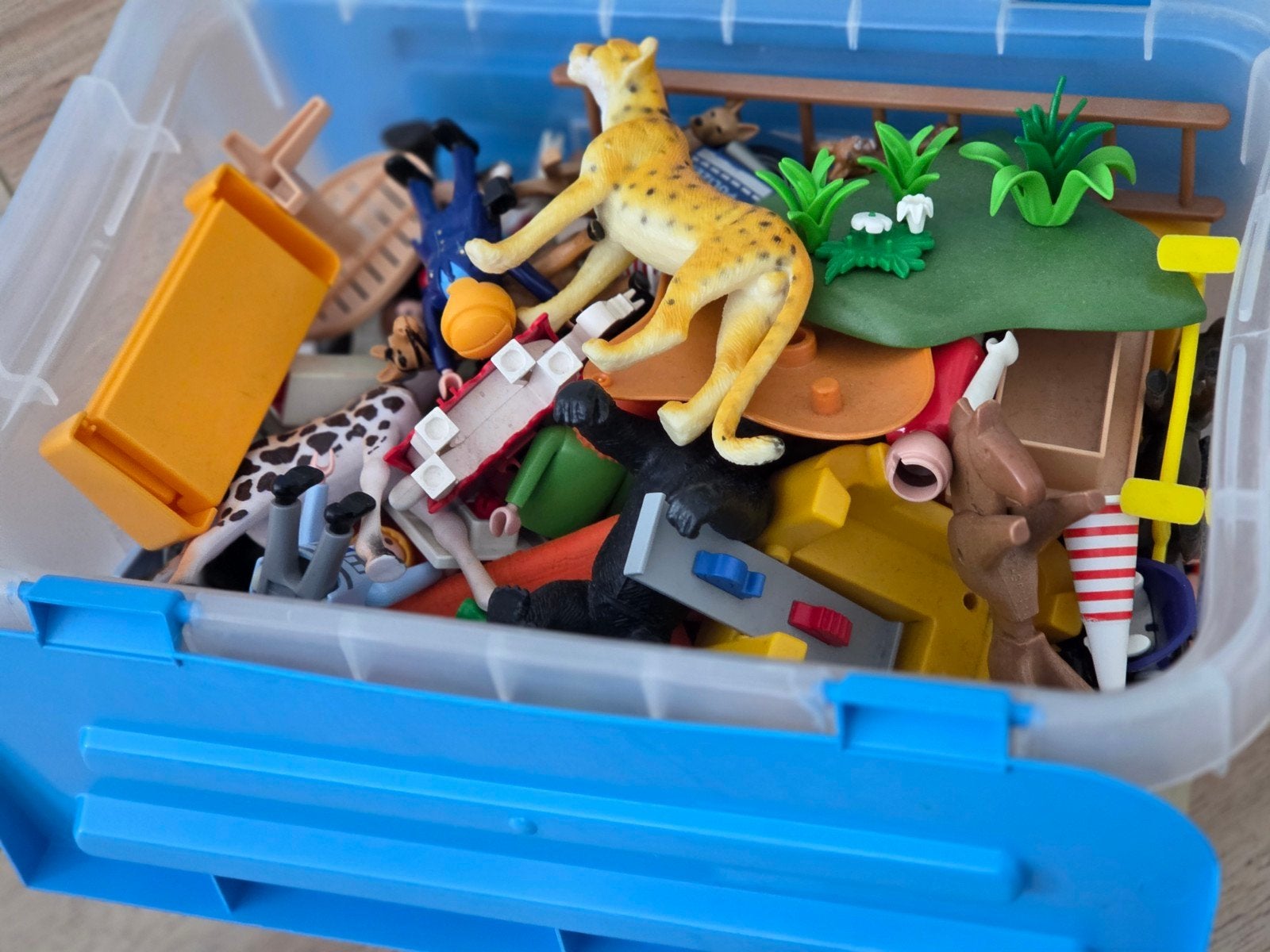 Grote doos vol Playmobil figuren en accessoires, Kinderen en Baby's, Speelgoed | Playmobil, Ophalen of Verzenden, Gebruikt, Losse onderdelen