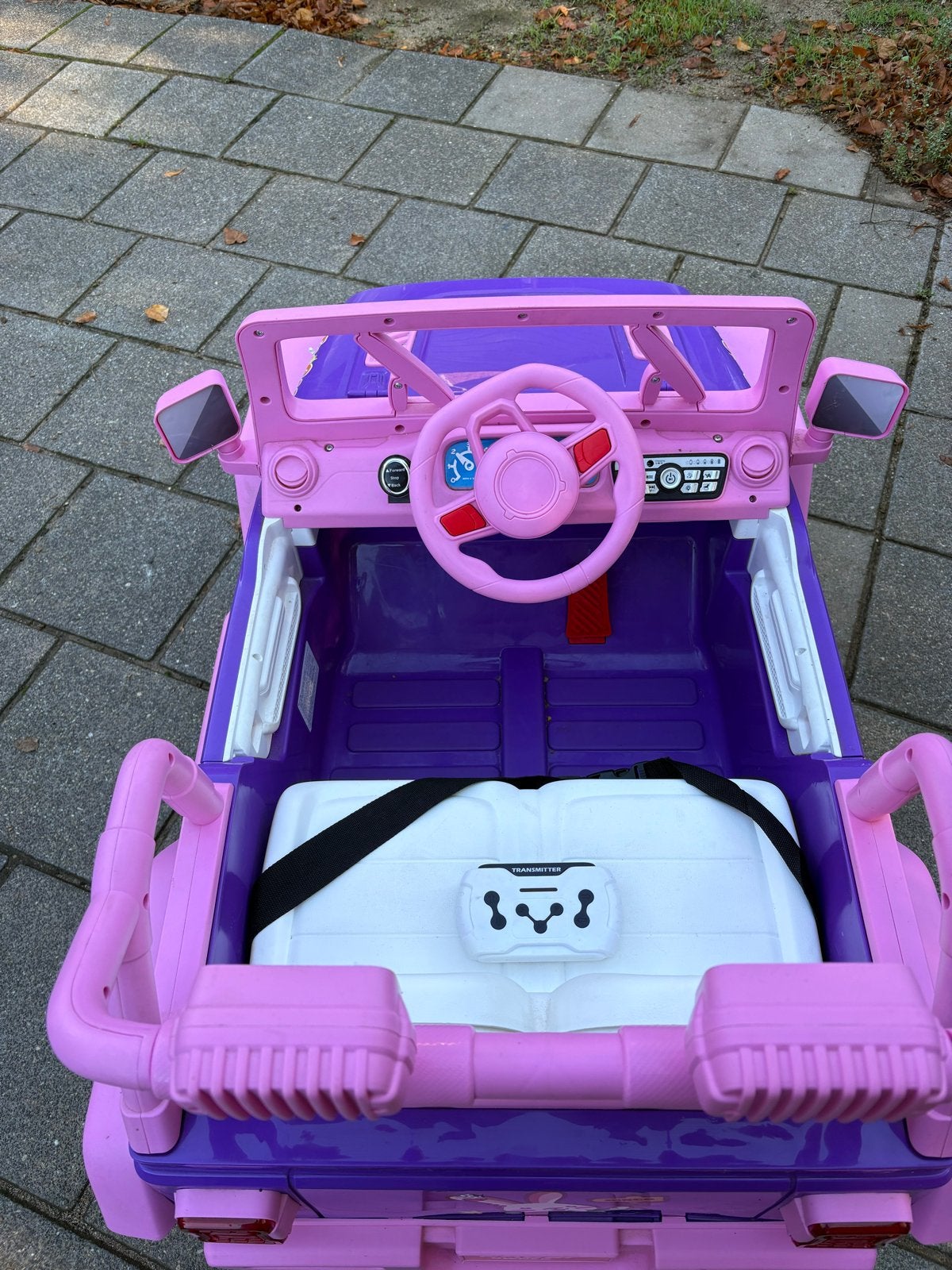 Leuke kinderauto op accu met afstandsbediening, Zo goed als nieuw