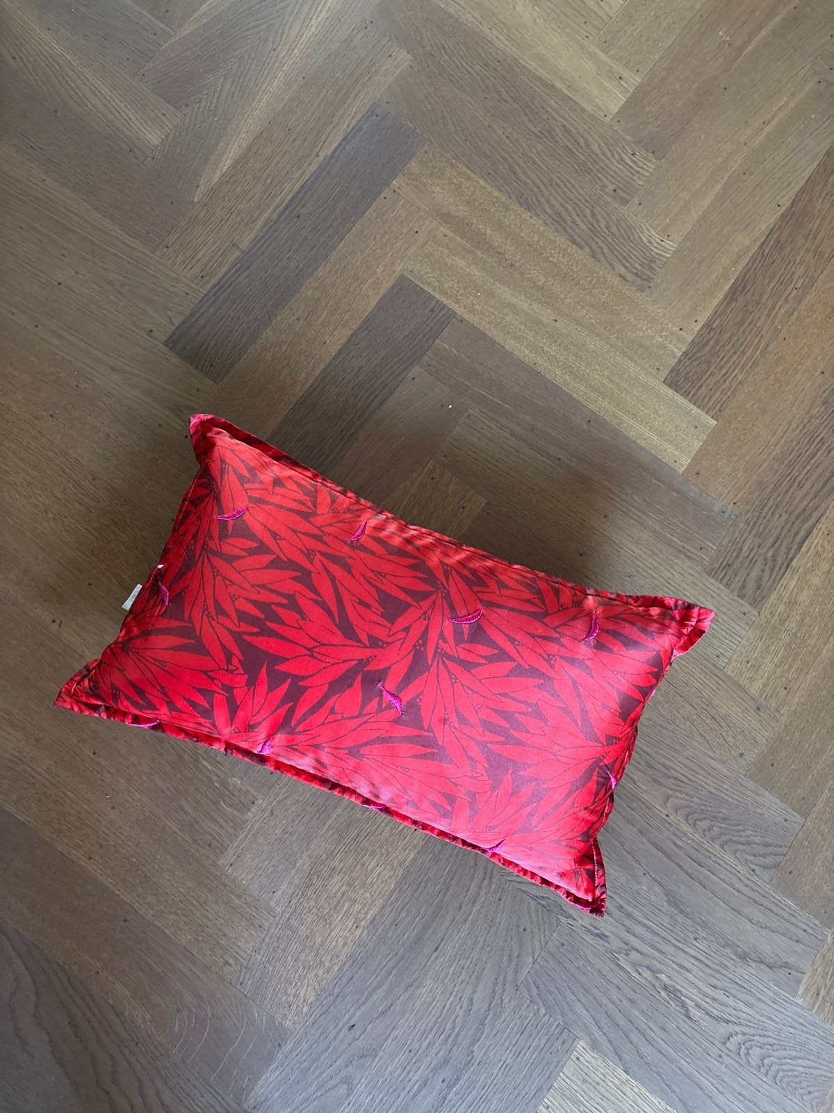 Palais Kussen - Rood met Bladprint, Huis en Inrichting, Woonaccessoires | Kussens, Overige merken, Gebruikt, Met print, Ophalen of Verzenden