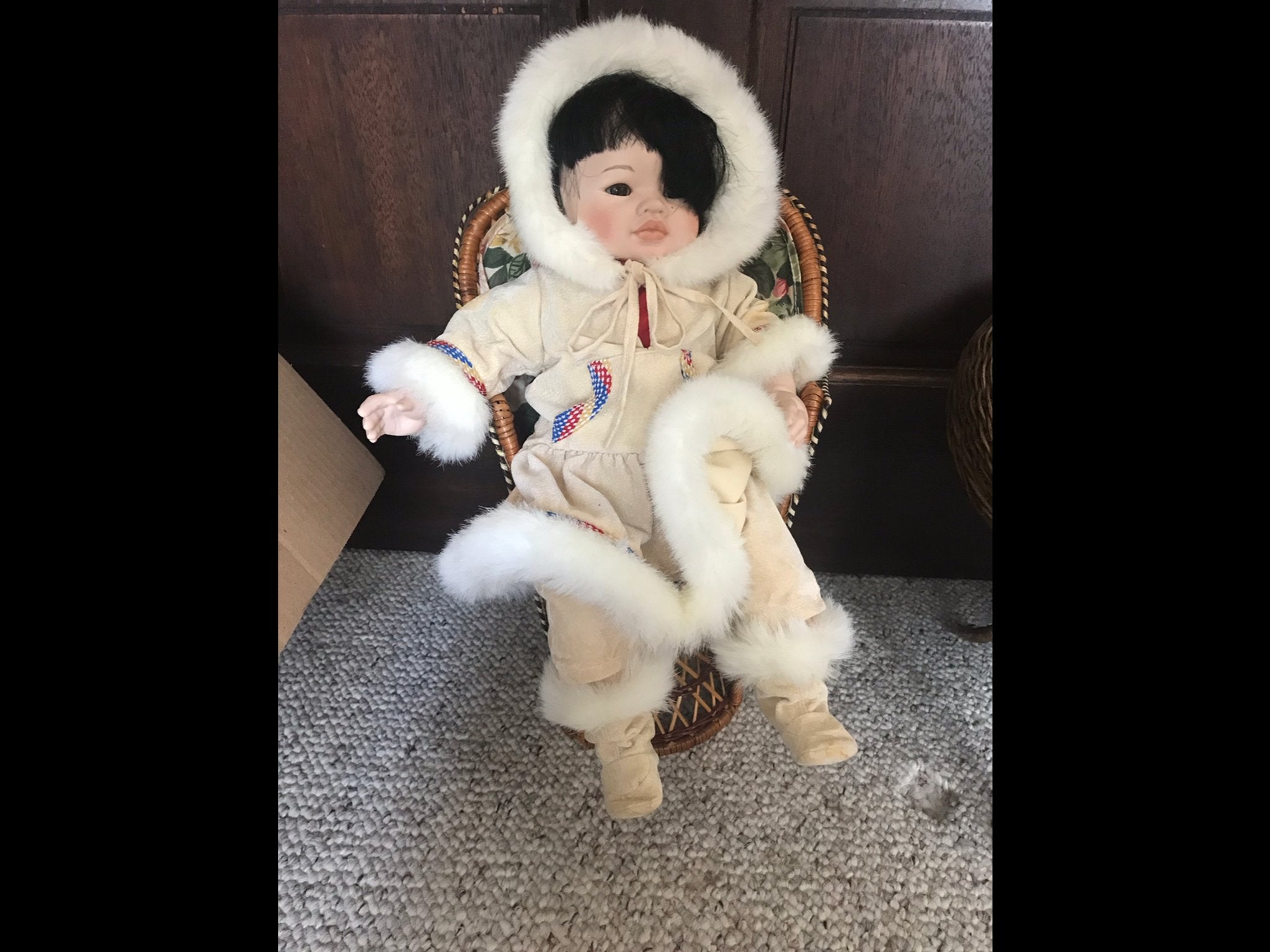 Prachtige pop in traditionele Inuit-kleding, Ophalen, Zo goed als nieuw, Pop
