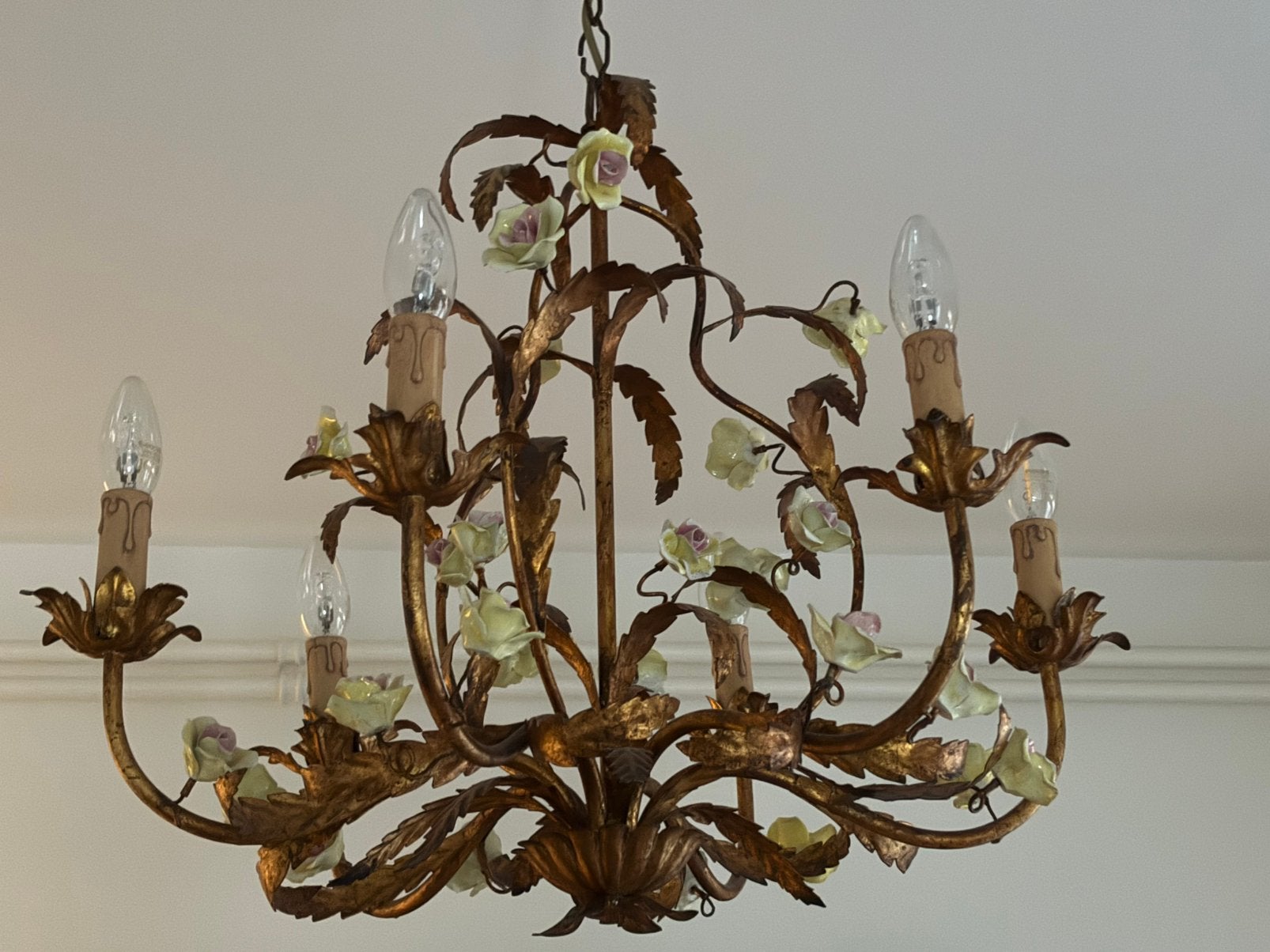 Goudkleurige, metalen kroonluchter met porseleinen bloemen., Huis en Inrichting, Lampen | Kroonluchters, Ophalen, Gebruikt, Klassiek