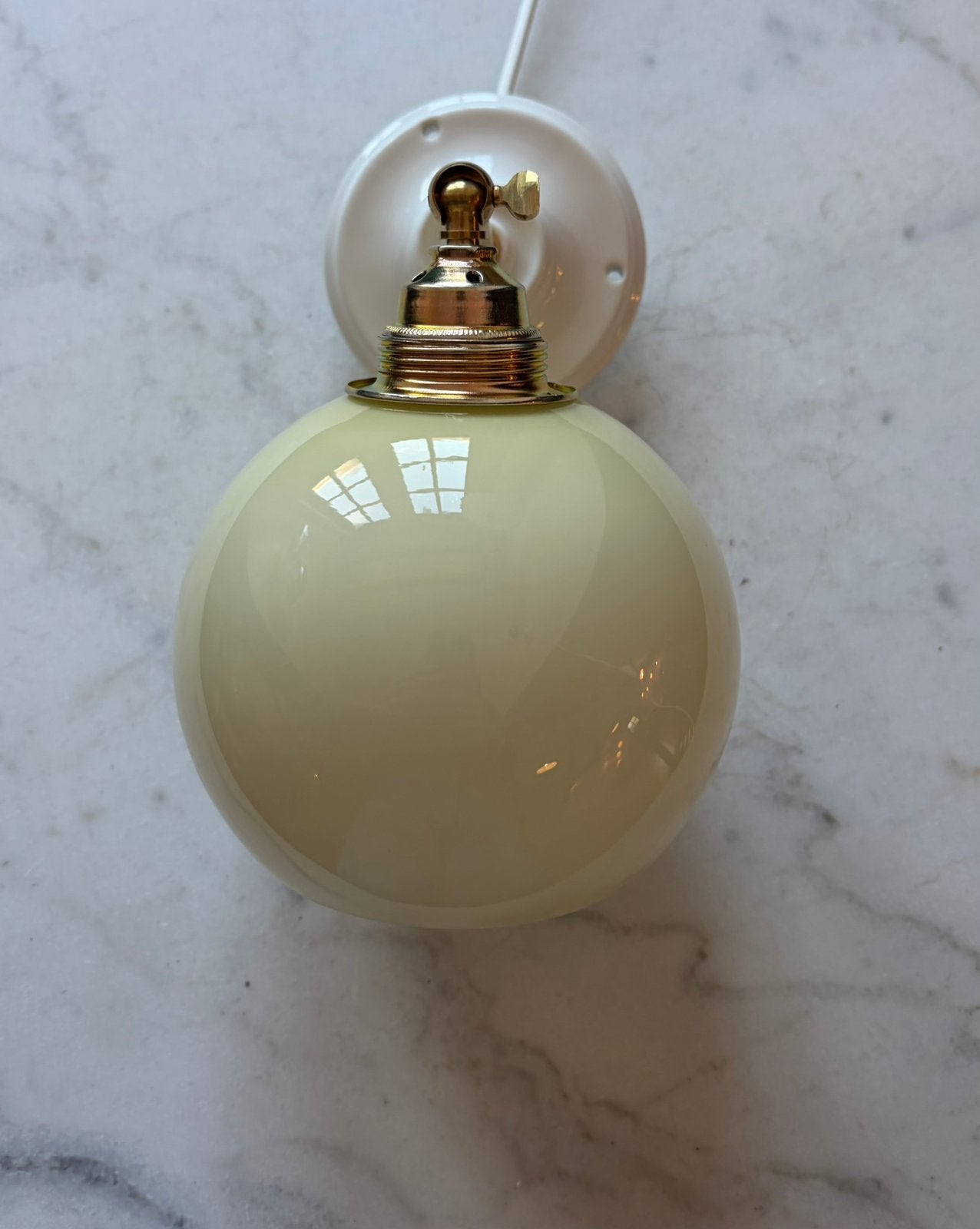 Vintage geel melkglas glazen wandlamp schoollamp bolletje, Ophalen of Verzenden, Zo goed als nieuw, Metaal