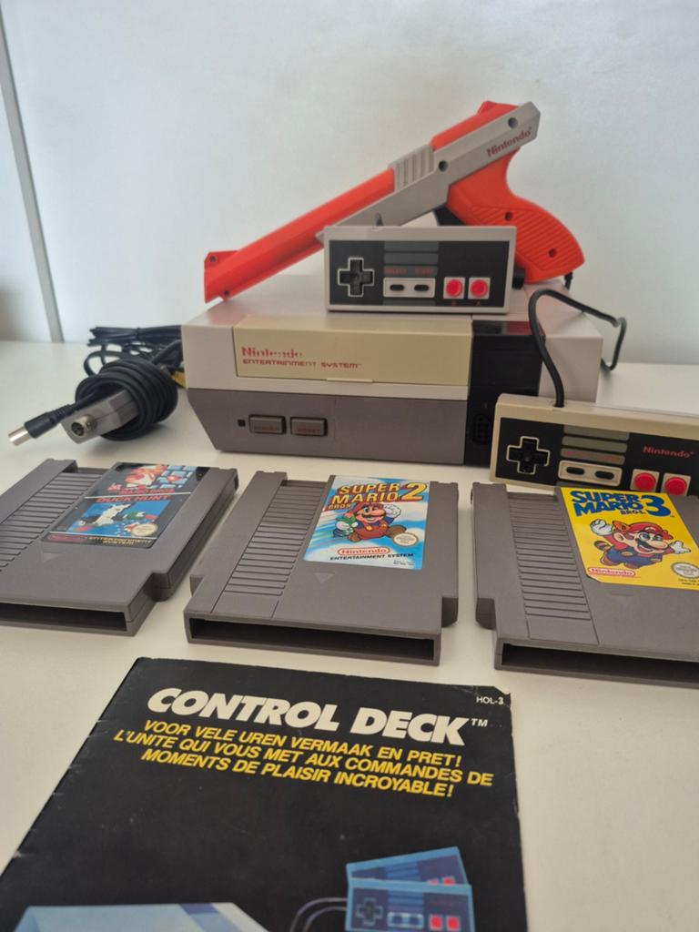 Nintendo nes entertainment set met Super mario 123 compleet, Ophalen of Verzenden, Gebruikt, Met 2 controllers, Met zapper/pistool