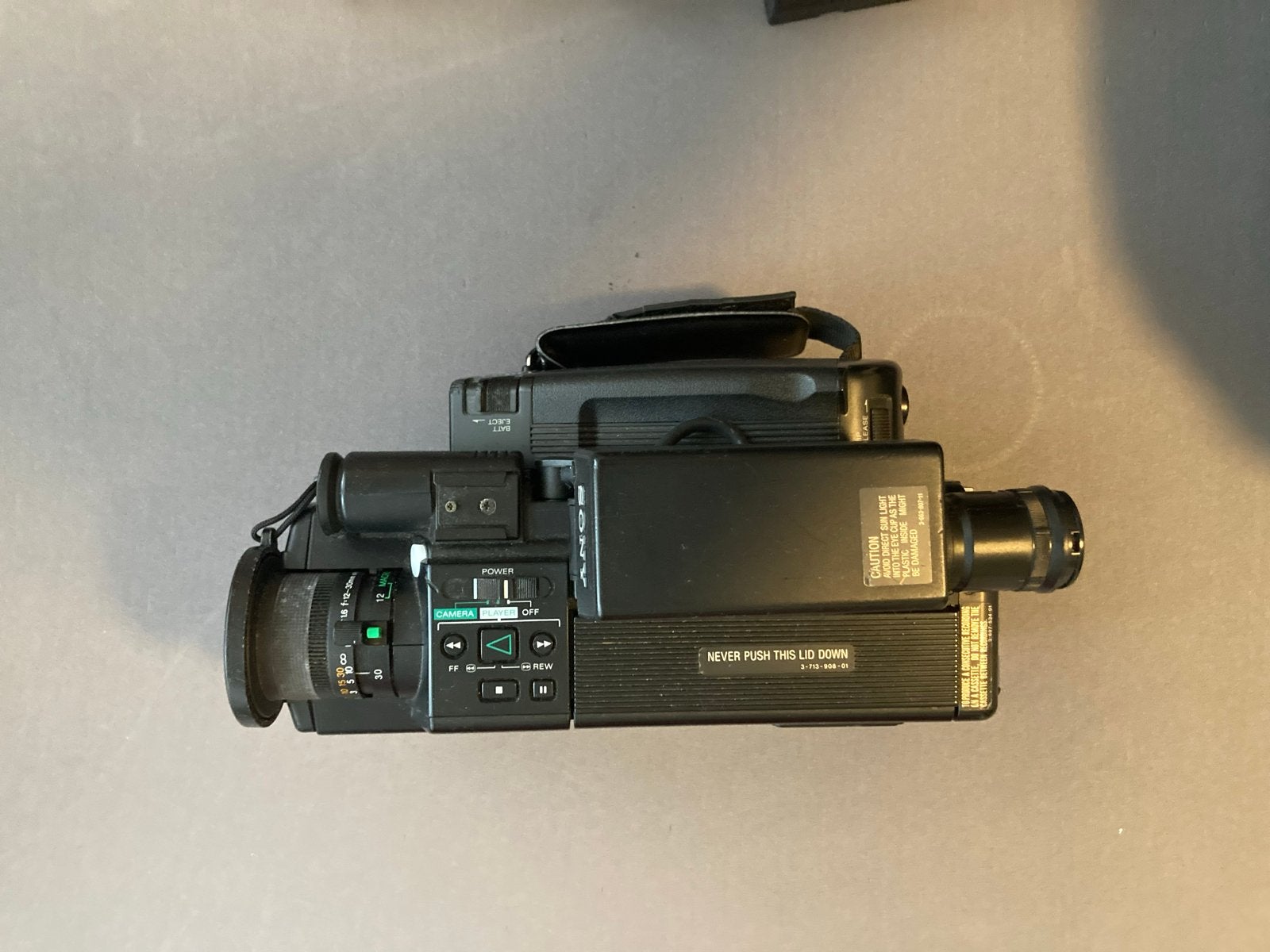 Foto 4 van Sony CCD-V30E Video 8 Handycam met accessoires