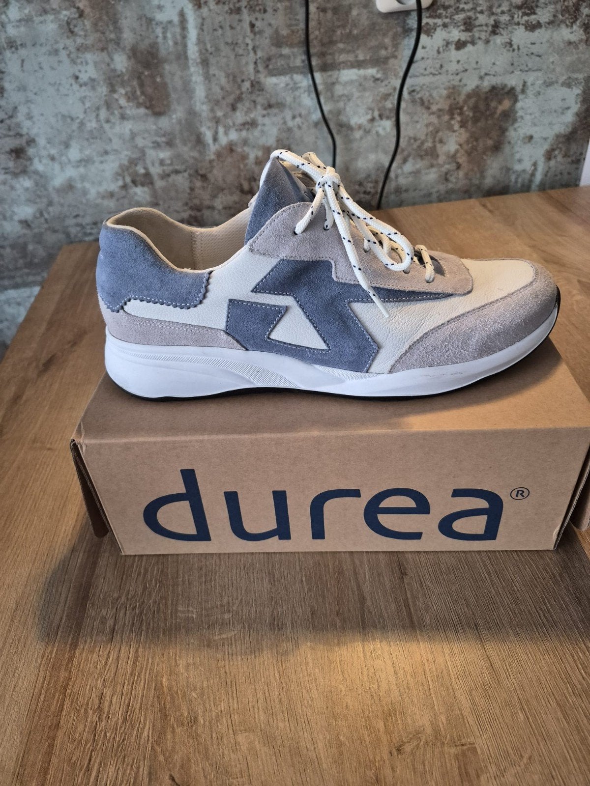Durea dames schoen wit/blauw, maat 8+ ZGAN!!, Kleding | Dames, Schoenen, Ophalen of Verzenden, Zo goed als nieuw, Blauw, Sneakers of Gympen