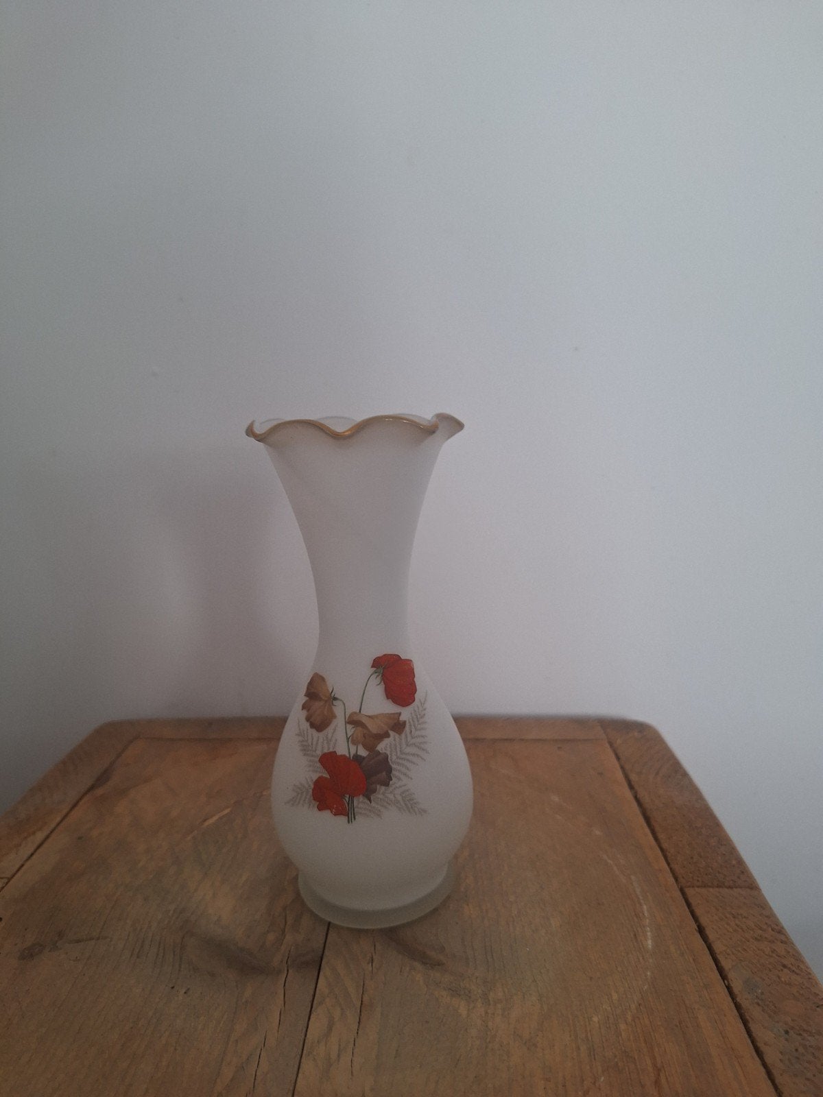 Vintage Melkglas Vaasje met Bloemdecoratie en Gouden Rand, Antiek en Kunst, Ophalen of Verzenden
