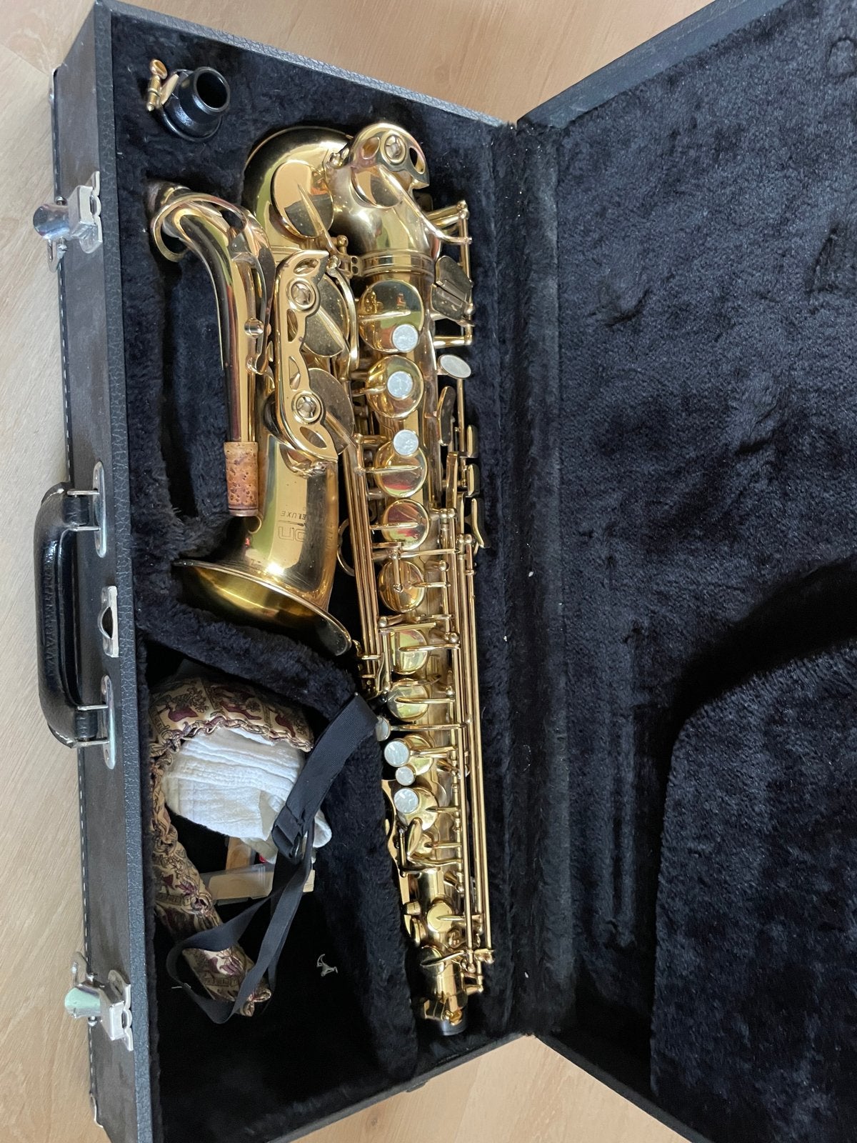 Dixon New Deluxe Altsaxofoon met Koffer en Accessoires, Ophalen, Gebruikt, Alt, Met koffer