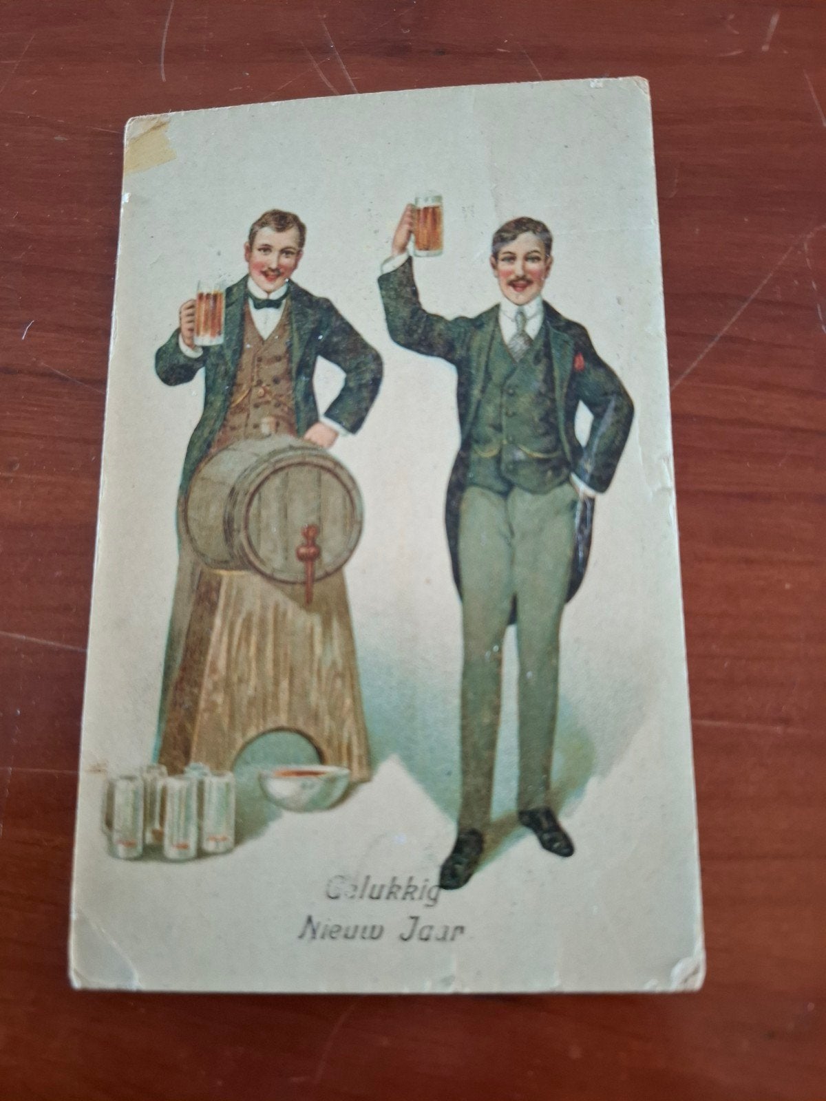 Oude ansichtkaart 'Gelukkig Nieuwjaar' met bier tafereel, Verzamelen, Ophalen of Verzenden, Voor 1920, Gelopen, Feest(dag)