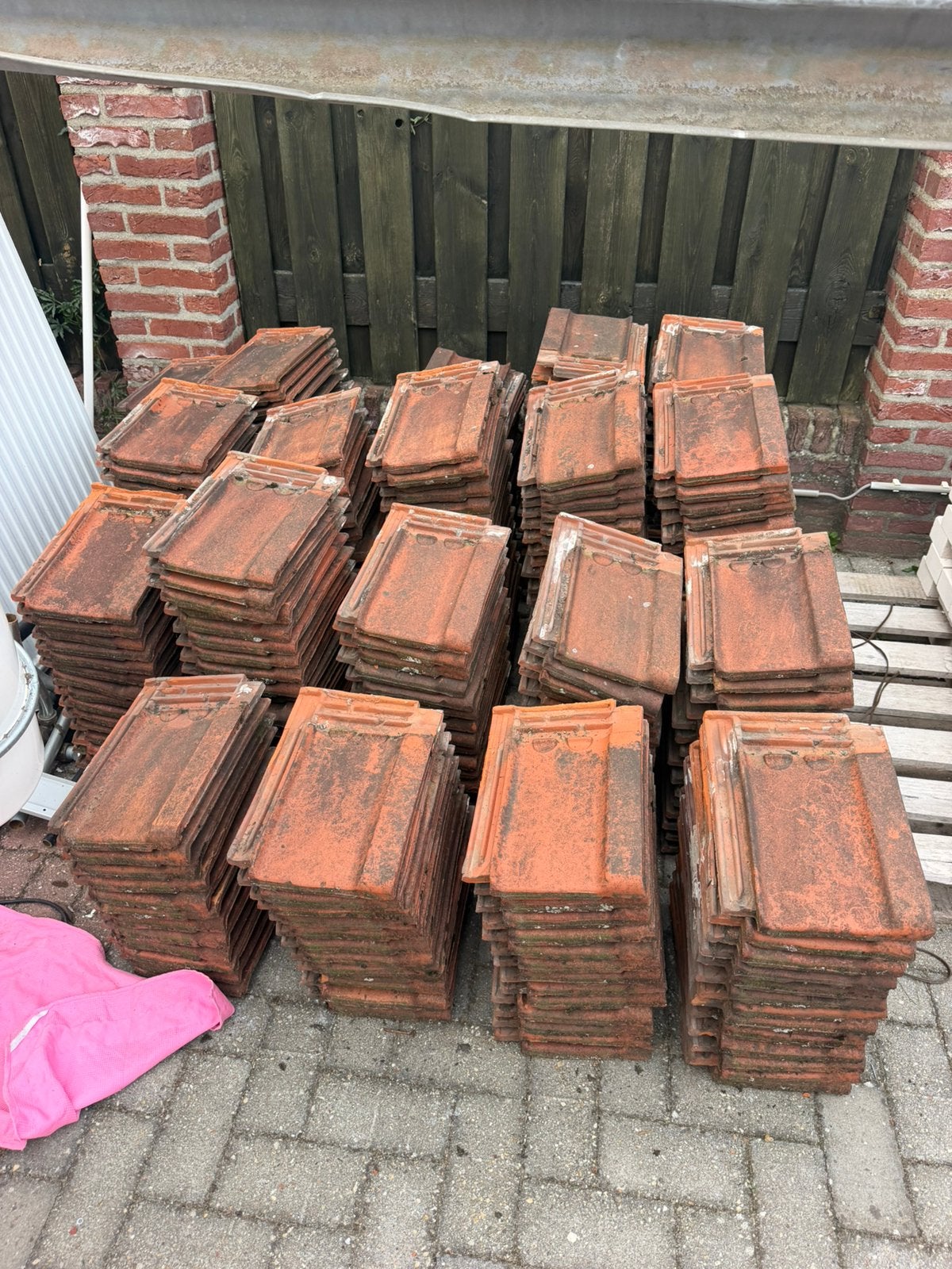 Ongeveer 300 dakpannen van Pannenfabriek De Valk in Echt, Ophalen, Gebruikt, Steen of Klei, 15 m² of meer