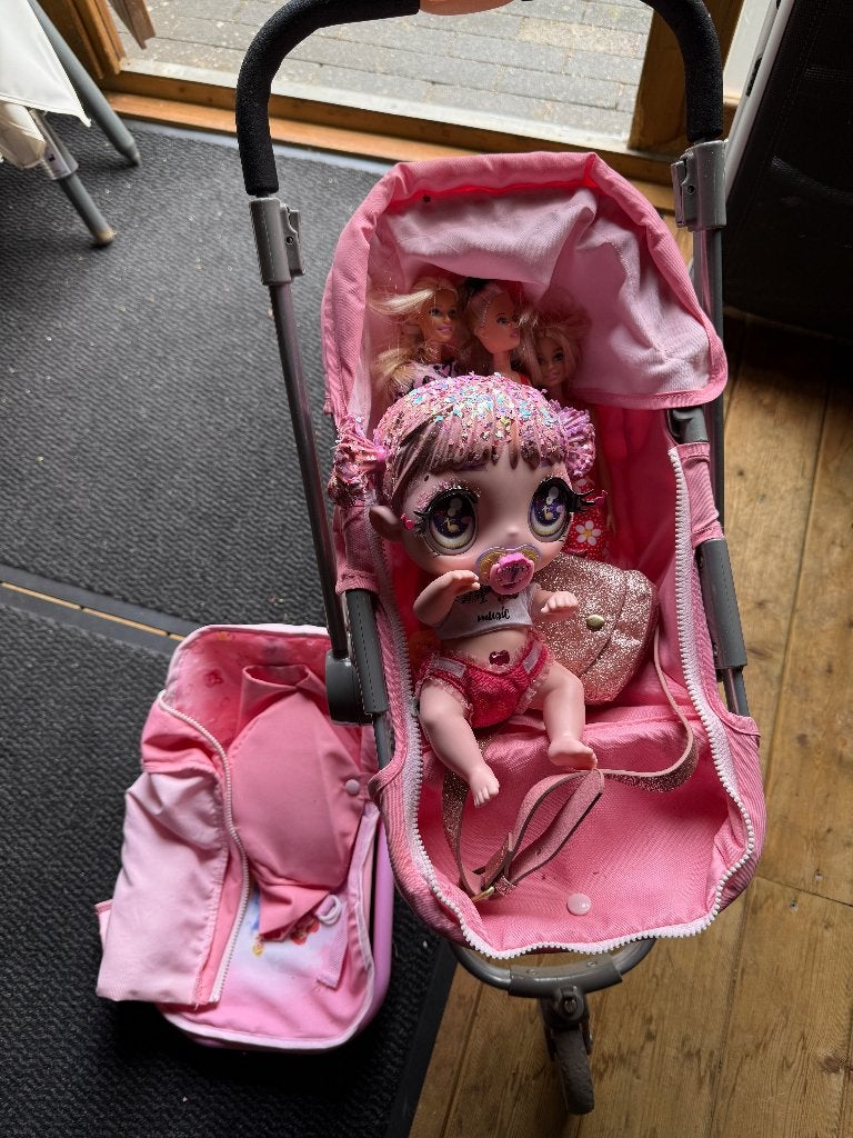 Poppenwagen met pop en 3 barbies, Kinderen en Baby's, Ophalen, Gebruikt, Babypop
