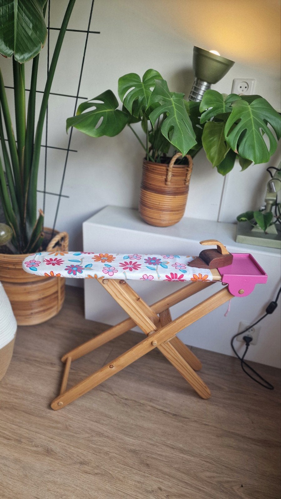 Houten strijkplank poppenkleding met 2 speelgoedstrijkijzers, Ophalen, Gebruikt, Meisje
