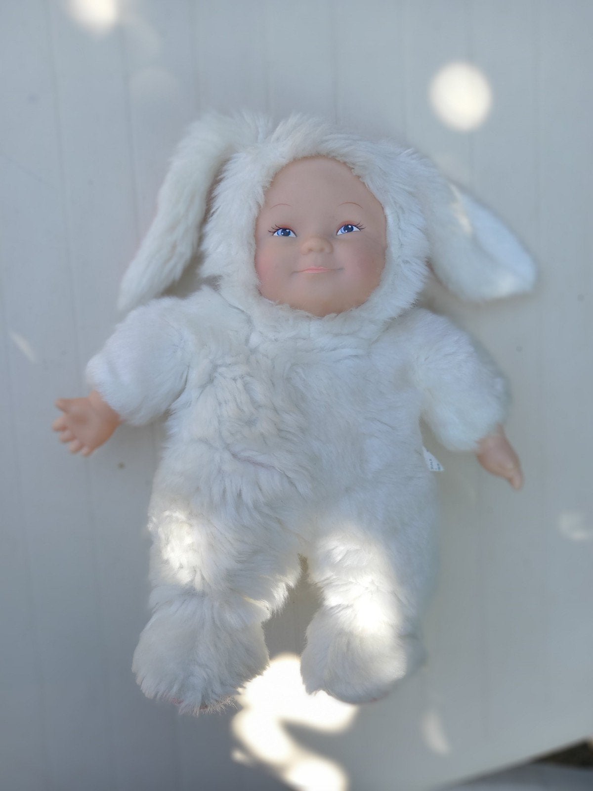 Schattige witte pluchen babypop in konijnenpak, Ophalen, Nieuw, Babypop