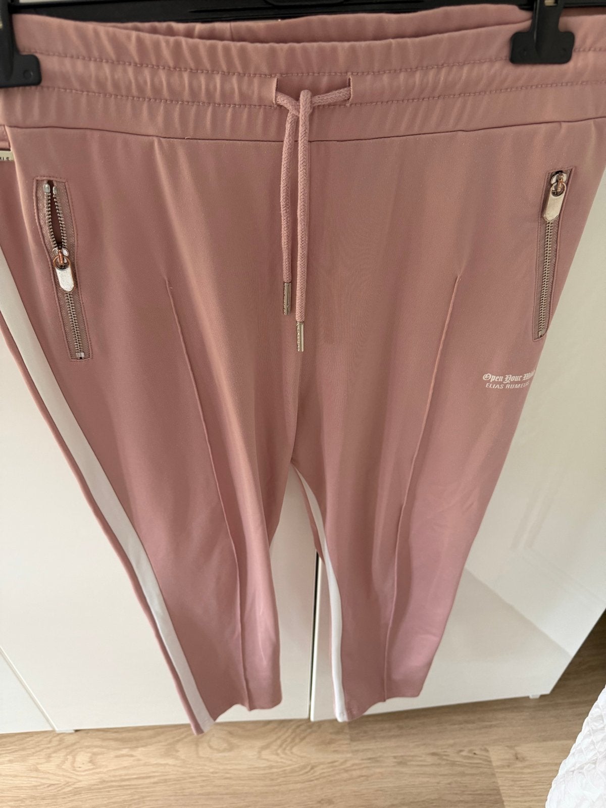 Elias Rumelis 'Open Your Mind' joggingbroek - Maat XL, Maat 46/48 (XL) of groter, Ophalen of Verzenden, Zo goed als nieuw, Roze