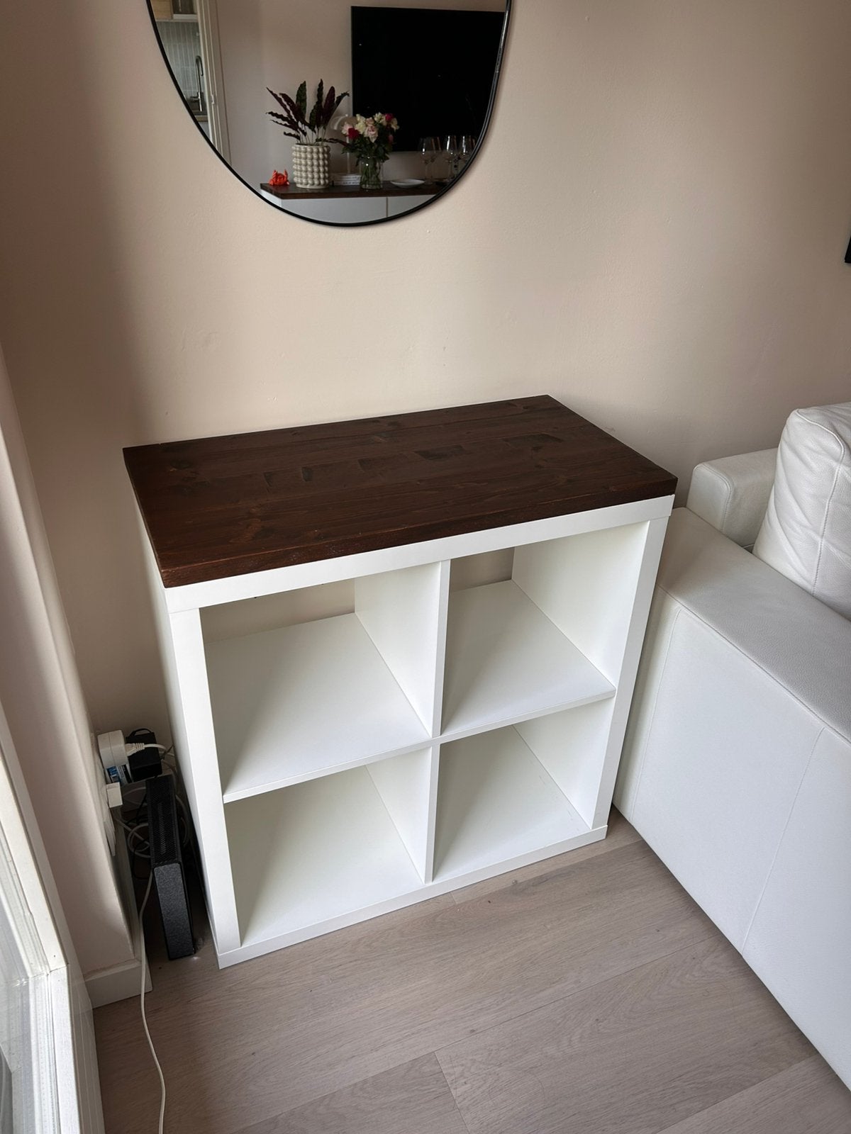 IKEA KALLAX 2x2 kast – wit met houten blad & wijnglashouder, Huis en Inrichting, Ophalen, Zo goed als nieuw