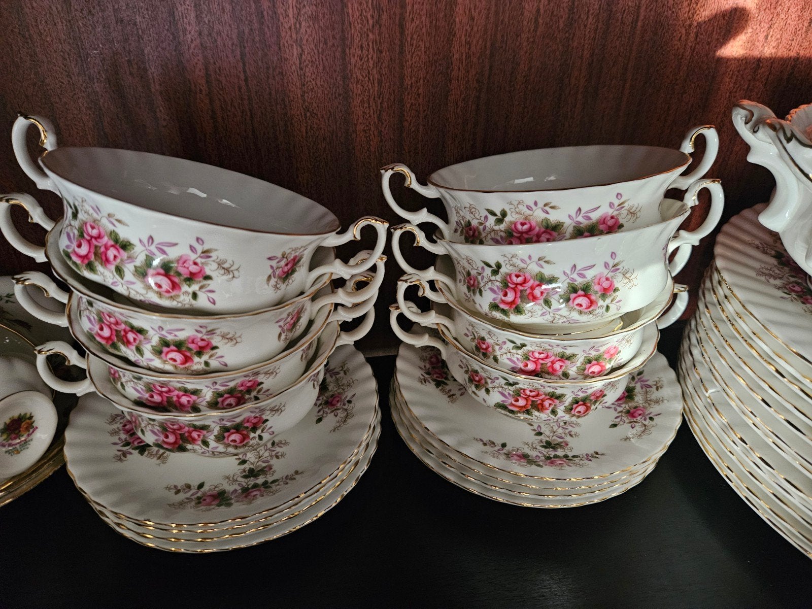 Royal Albert Lavender Rose 12 Soepkommen met Schotels, Ophalen of Verzenden, Zo goed als nieuw, Porselein, Kop en/of schotel